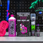  Muc-Off eBike Clean, Protect & Lube Kit Wet - uitgestald op de werkbank