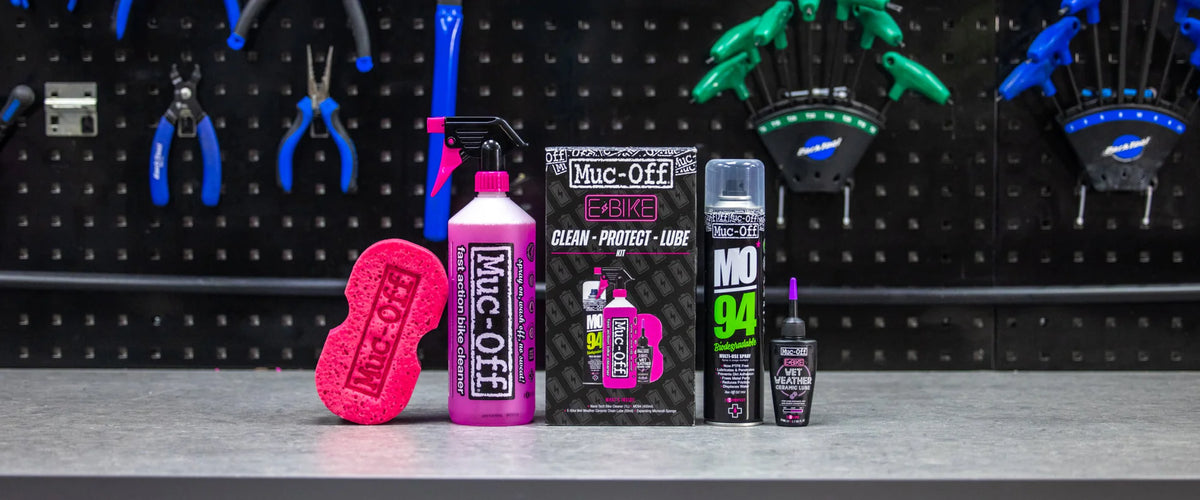  Muc-Off eBike Clean, Protect & Lube Kit Wet - uitgestald op de werkbank