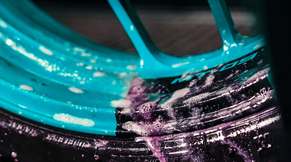MUC-OFF wheel cleaner - even intrekken en dan zie je de kleurverandering