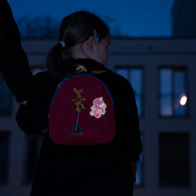REFLECTIVE BERLIN Friends textielsticker Juno reflecterend op een kinder rugzak
