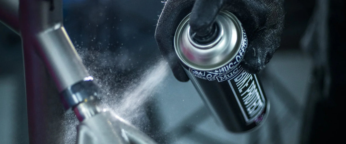 MUC-OFF bike protect - sputi het op het oppervlak en veeg het weer droog