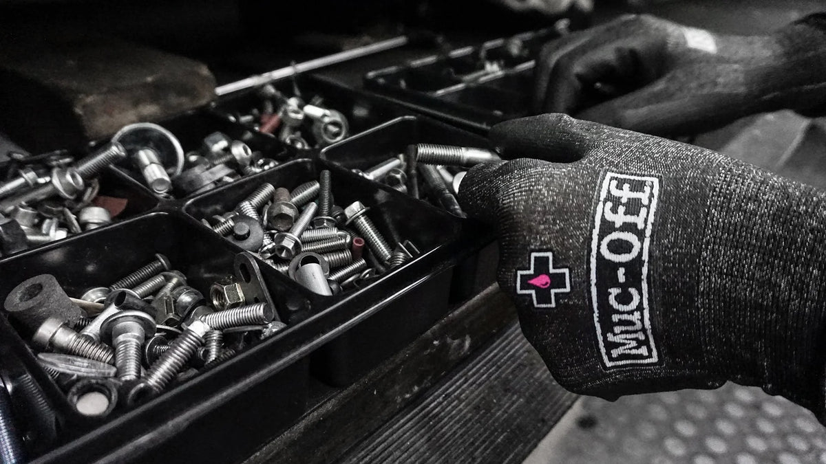 MUC-OFF Mechanics Gloves in gebruik