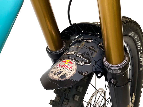 AMS x Red Bull Hardline Mud Guard gemonteerd bovenzijde
