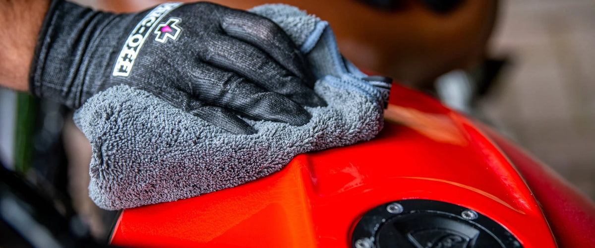 Muc-Off Luxury Microfibre Polishing Cloth – poetsen van de motortank