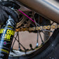 Muc-Off Dry Chain Lube  – in gebruik bij een motorketting
