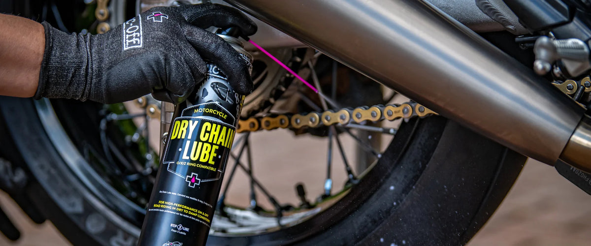 Muc-Off Dry Chain Lube  – in gebruik bij een motorketting
