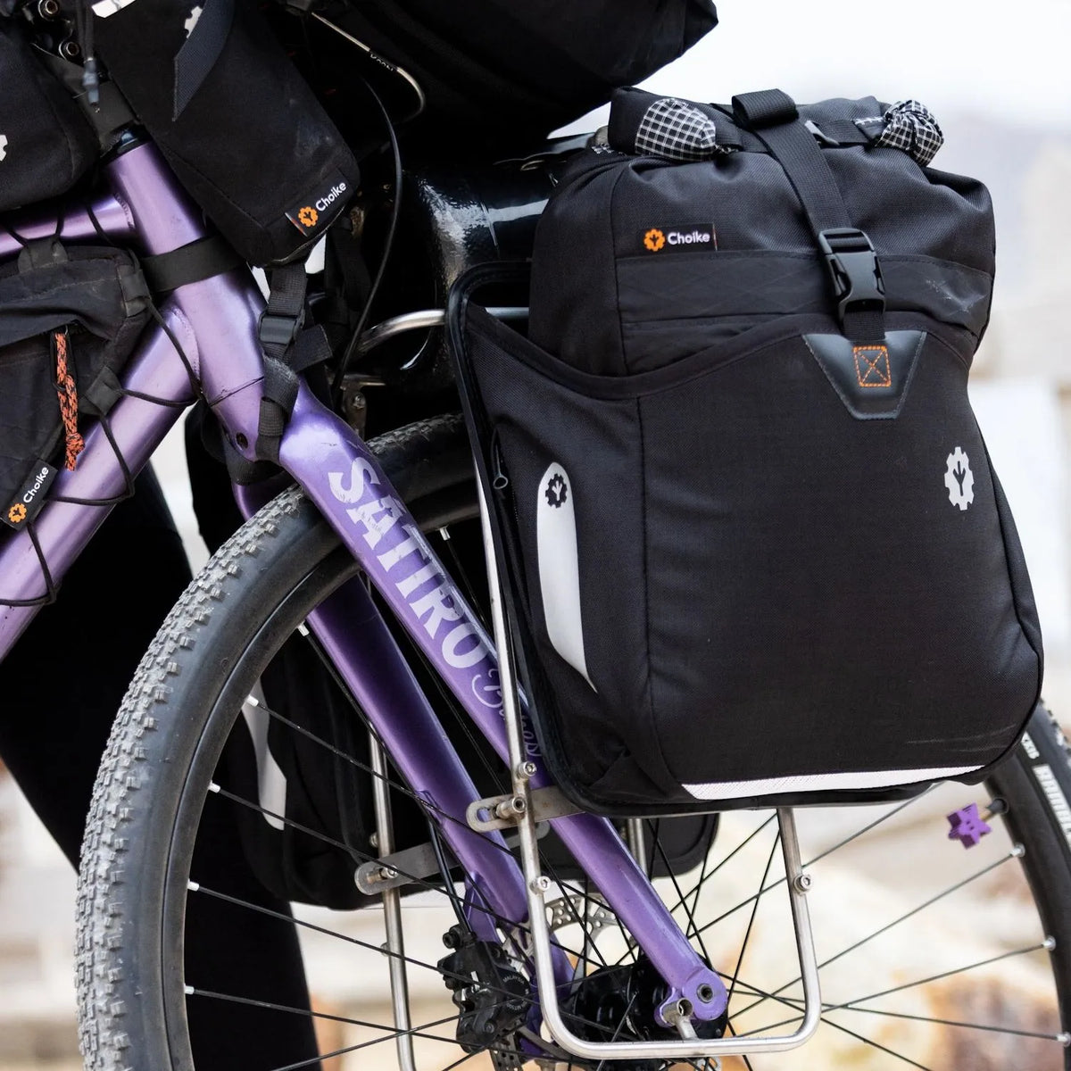 CHOIKE ALFORJA BIKEPACKING GEMONTEED OP EEN BAGAGEDRAGER AAN DE VOORKANT