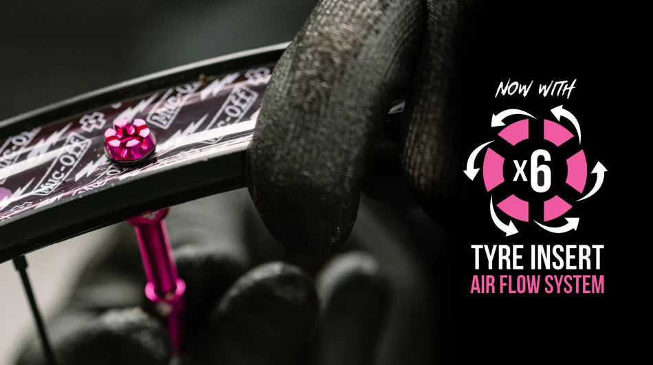 Muc-Off Tubeless Valves V2 roze vanaf de binnenkant velg gezien