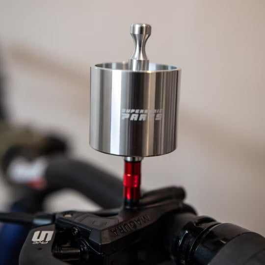 SUPERSONIC PARTS trechteradapter voor Magura MT remontluchting met transparante ontluchtingsbeker in gebruik met trechter
