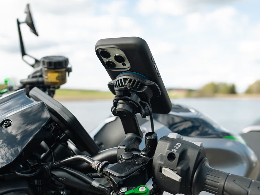 Quad Lock Waterproof Wireless Charger verpakking met IP67 waterdichte draadloze oplaadkop voor motor met telefoon
