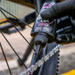 Muc-Off eBike Wet Weather Ceramic Chain Lube - hier het druppelen op een ebike fiets ketting