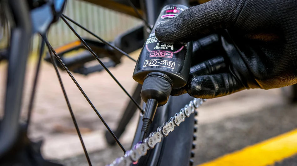 Muc-Off eBike Wet Weather Ceramic Chain Lube - hier het druppelen op een ebike fiets ketting