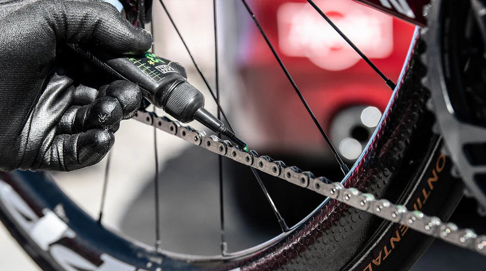 Muc-Off C3 Ceramic Dry Lube  — druppelen in de schakels