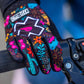 MUC-OFF Youth Ride Gloves - Junior MTB handschoenen in gebruik op een kinder mtb