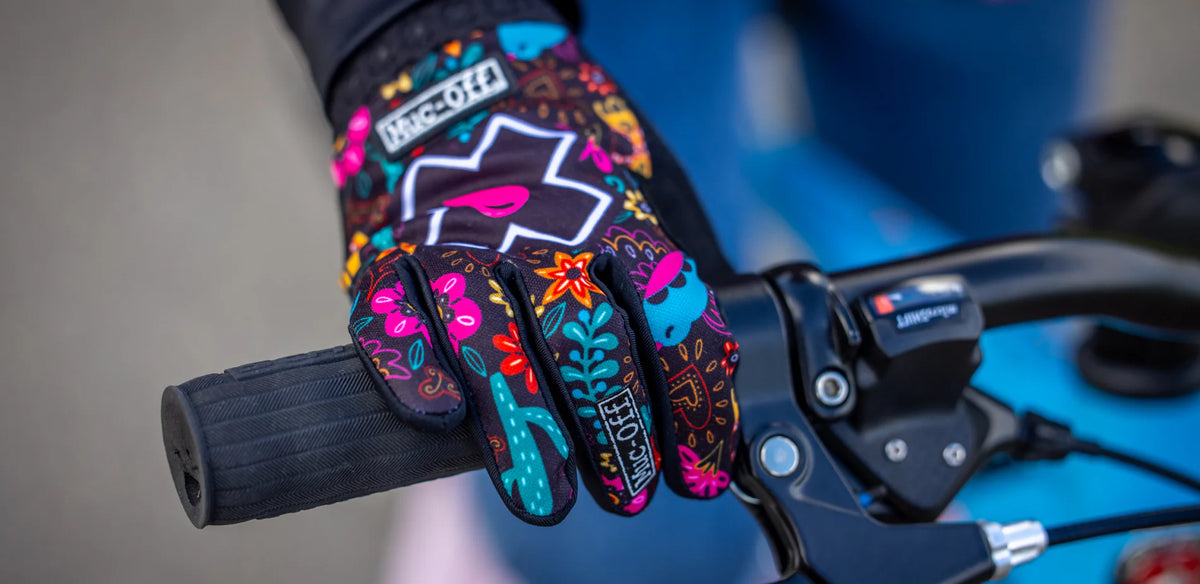 MUC-OFF Youth Ride Gloves - Junior MTB handschoenen in gebruik op een kinder mtb