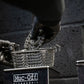 Muc-Off Ultrasonic Cleaning Tank met chain cleaner het uithalen van de ketting uit het mandje