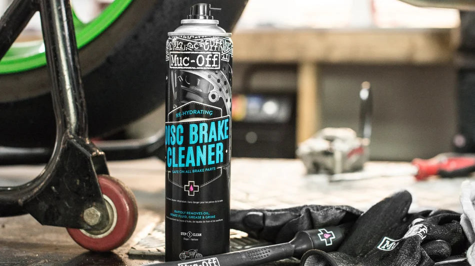 MUC-OFF Disc Brake Cleaner  – tussen het gereedschap op de werkbank