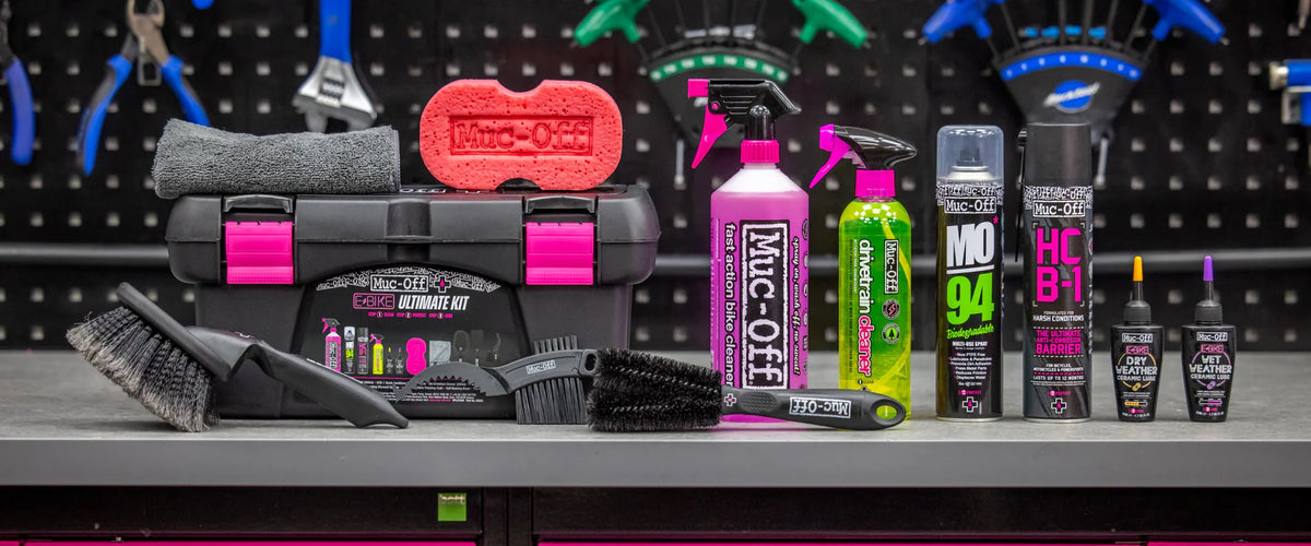 Muc-Off eBike Ultimate Kit - alles uitgestald op de werkbank