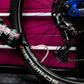 Muc-Off No Puncture Hassle Tubeless Sealant MTB 1L met een slang in je band