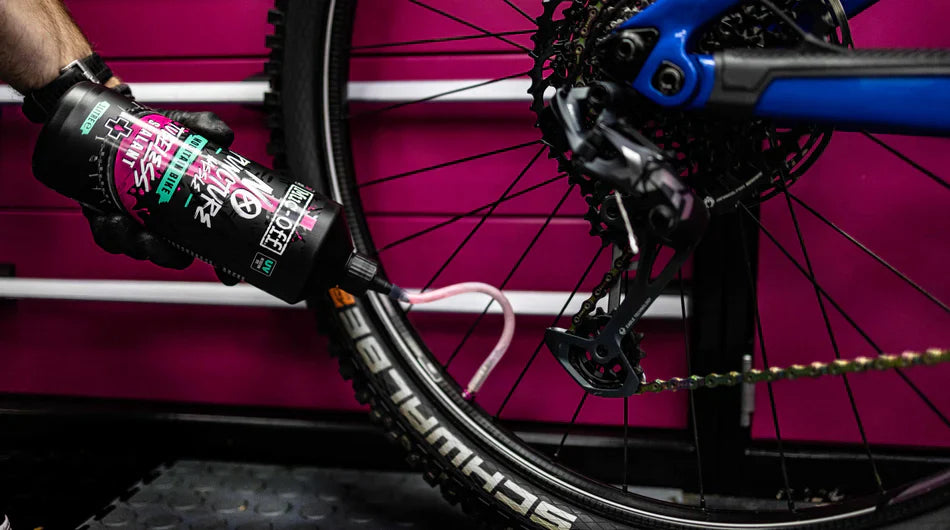 Muc-Off No Puncture Hassle Tubeless Sealant MTB 1L met een slang in je band