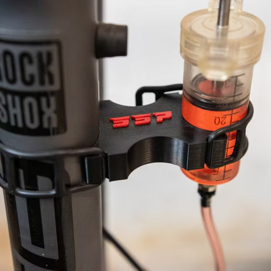SUPERSONIC PARTS spuithouder kit hydraulische remmen ontluchten met rode houders en rubberen straps verticaal geplaatst