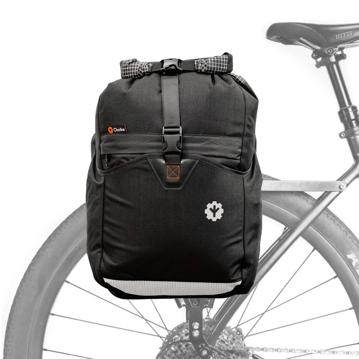 CHOIKE ALFORJA BIKEPACKING DETIAL FOTO OP EEN MTB BAGAGEDRAGER