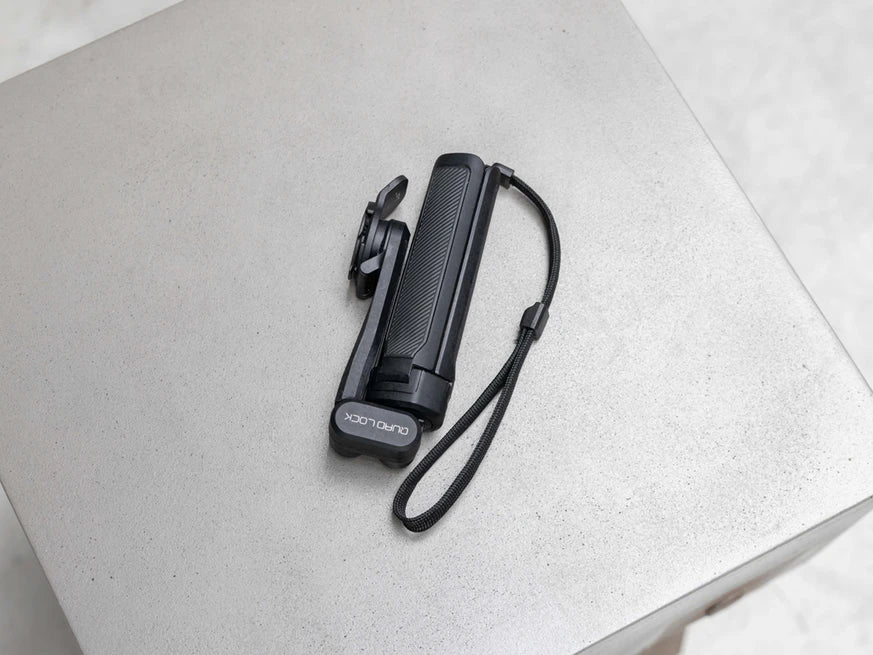 QUAD LOCK lanyard gemonteerd aan de uad Lock selfiestick