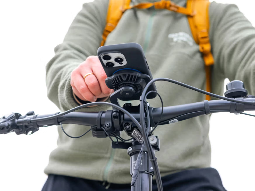 Quad Lock Waterproof Wireless Charger verpakking met IP67 waterdichte draadloze oplaadkop voor e-bike op de houder