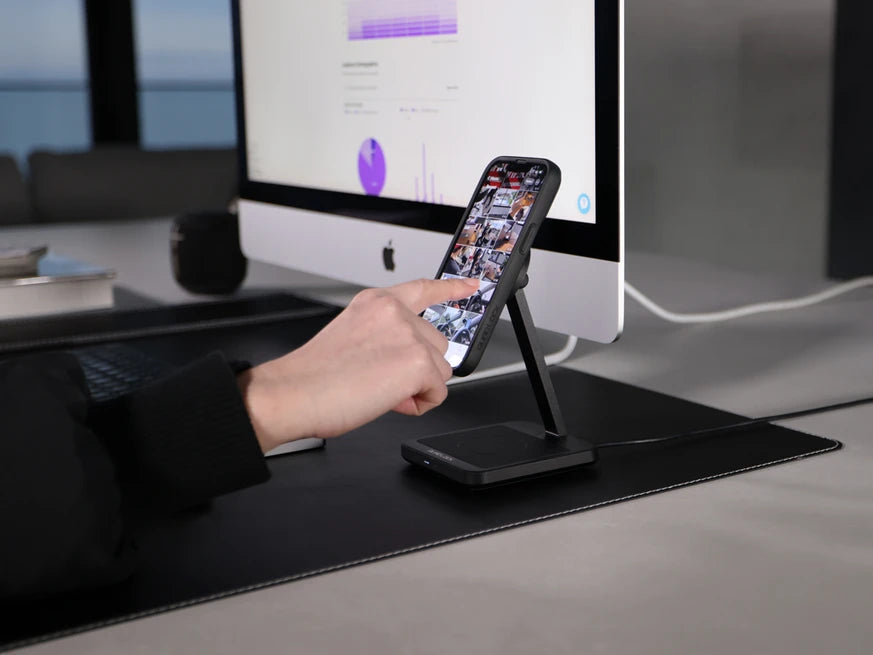 Quad Lock MAG Dual Desktop Wireless Charger - gebruik op kantoor