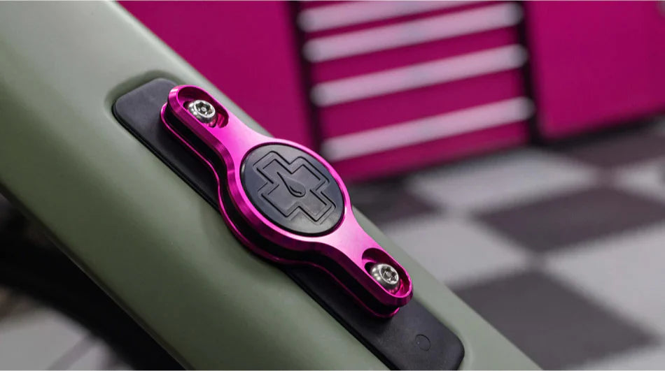 Muc-Off Secure Tag Holder V2 - paarse gemonteerd op een fiets frame