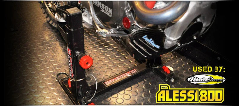RISK Racing Lock-N-Load motorverankeringssysteem - met een motor in de steun