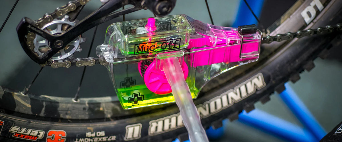 MUC-OFF x-3 dirty chain machine GEPLAATST OM DE KETTING
