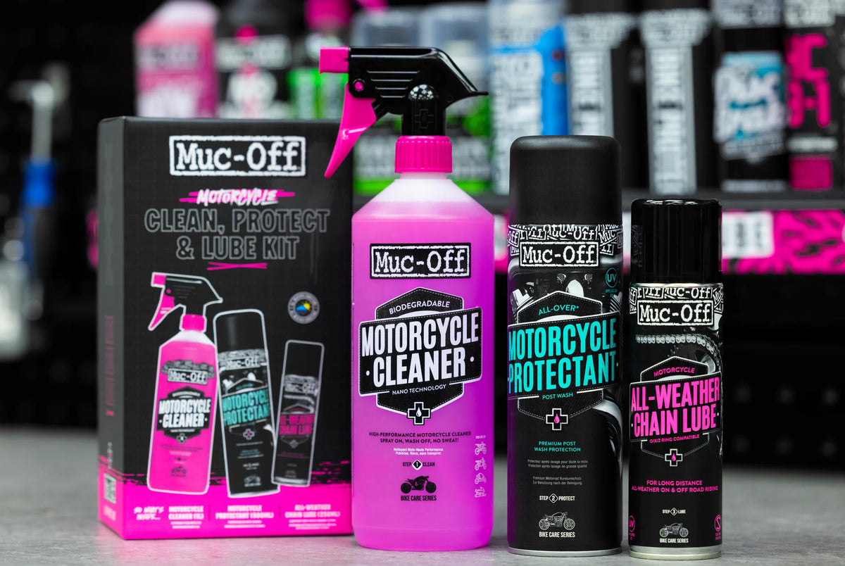 MUC-OFF Motorcycle Clean, Protect & Lube Kit - uitgestald naast de verpakking