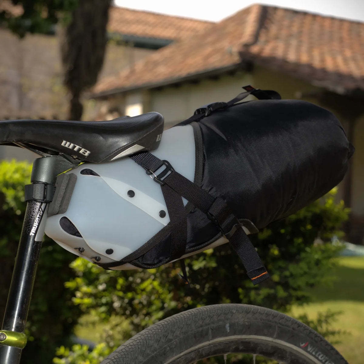 CHOIKE Leaf XL 10L - gemonteerd onder een zadel