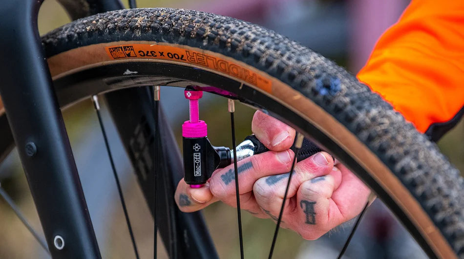 CO2 Inflator Kit MTB - een fietsband oppompen
