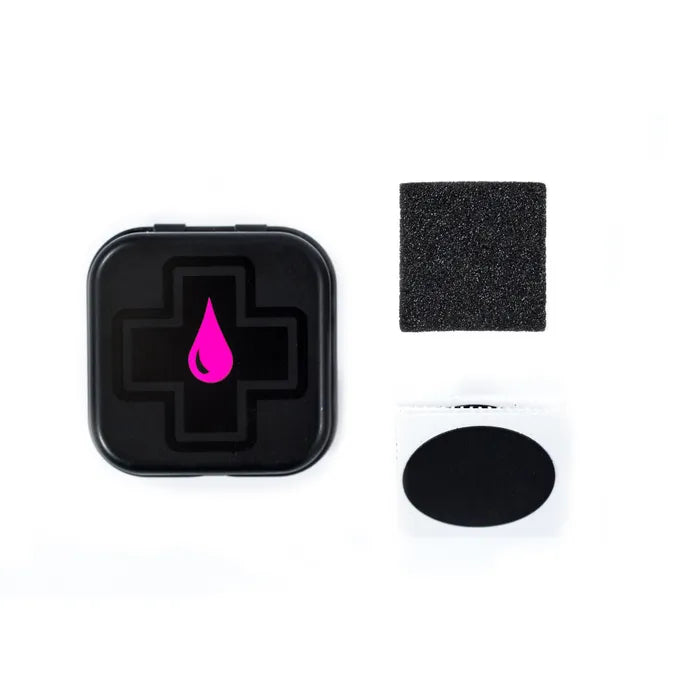 Muc-Off Glueless Patch Kit - uitgestald met blikje