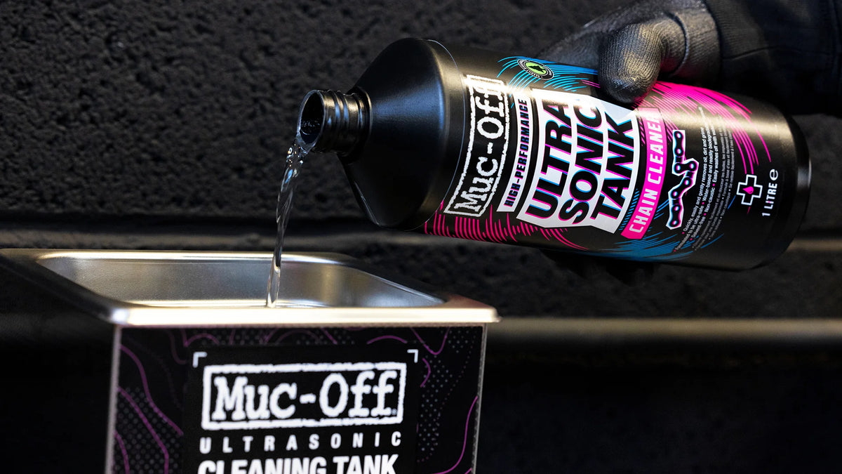 Muc-Off Ultrasonic Cleaning Tank met chain cleaner het vullen van de tank