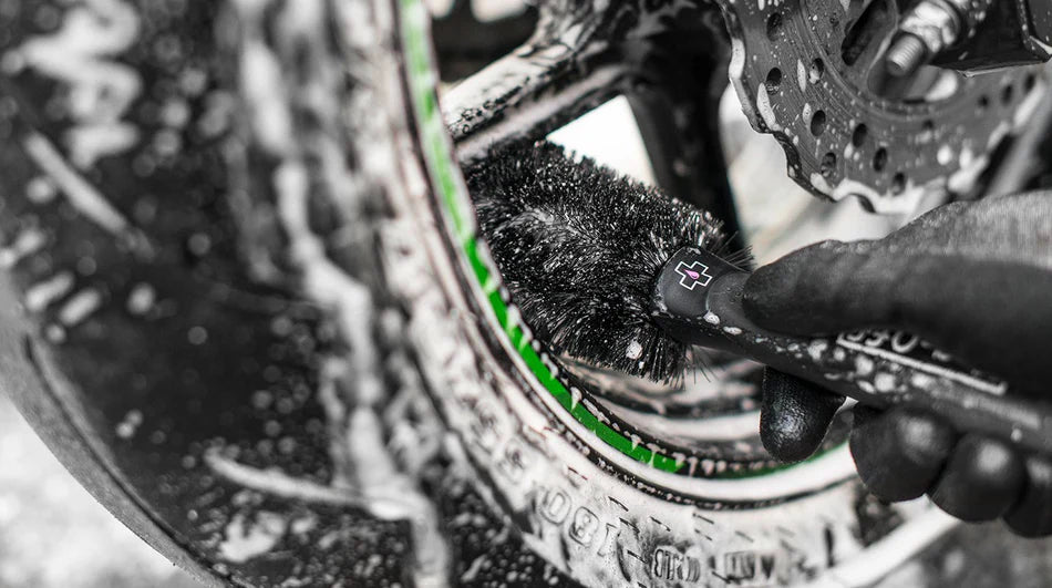 Muc-Off Wheel & Component Brush  voor de motorband