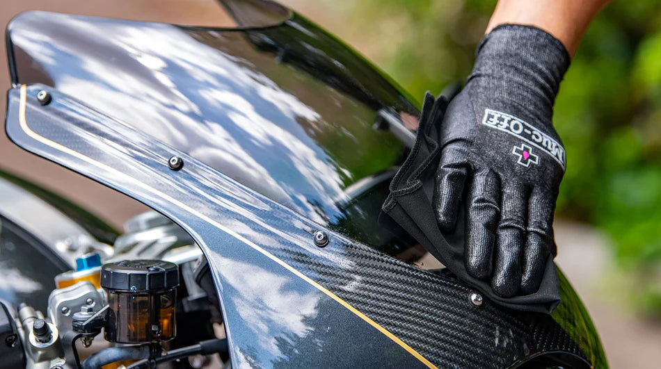Muc-Off Premium Microfibre Detailing Cloth 25x25cm - uitpoetsen op de kuip van de motor