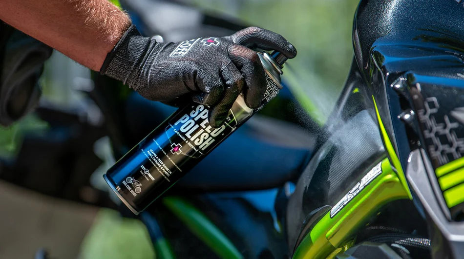 Muc-Off Speed Polish 400ml - hier het inspuiten van het frame van de motor