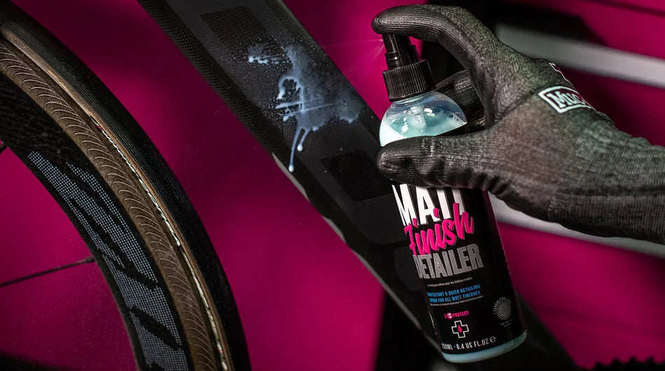MUC-OFF MATT FINISH DETAILER GEBRUIK OP EEN FIETSFRAME