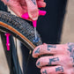Muc-Off Tubeless Puncture Plug Repair Kit in gebruik op een fietsband