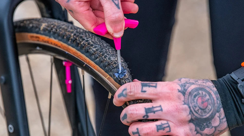 Muc-Off Tubeless Puncture Plug Repair Kit in gebruik op een fietsband