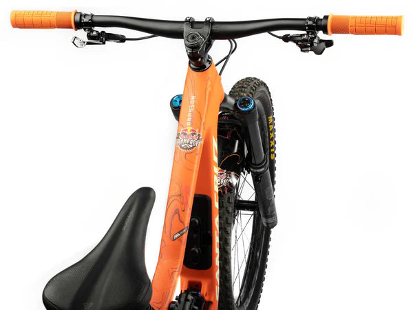 AMS x Red Bull Rampage Frame Guard Extra op een oranje bovenbuis