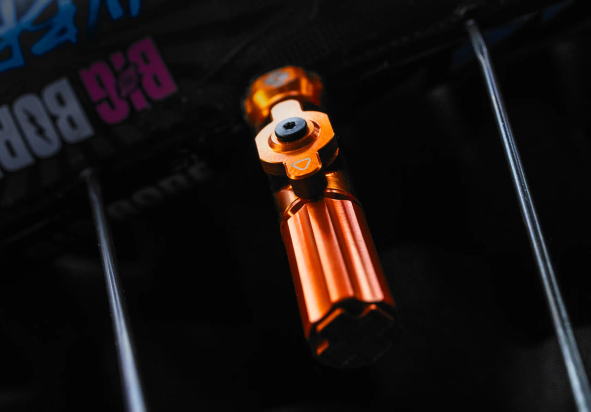 MUC-OFF tubeless valves - big bore hybrid oranje close up
