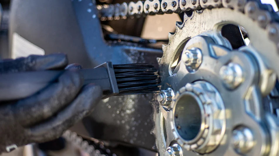 MUC-OFF Motorcycle Chain Cleaning Brush –met de achterkant het fijne werk
