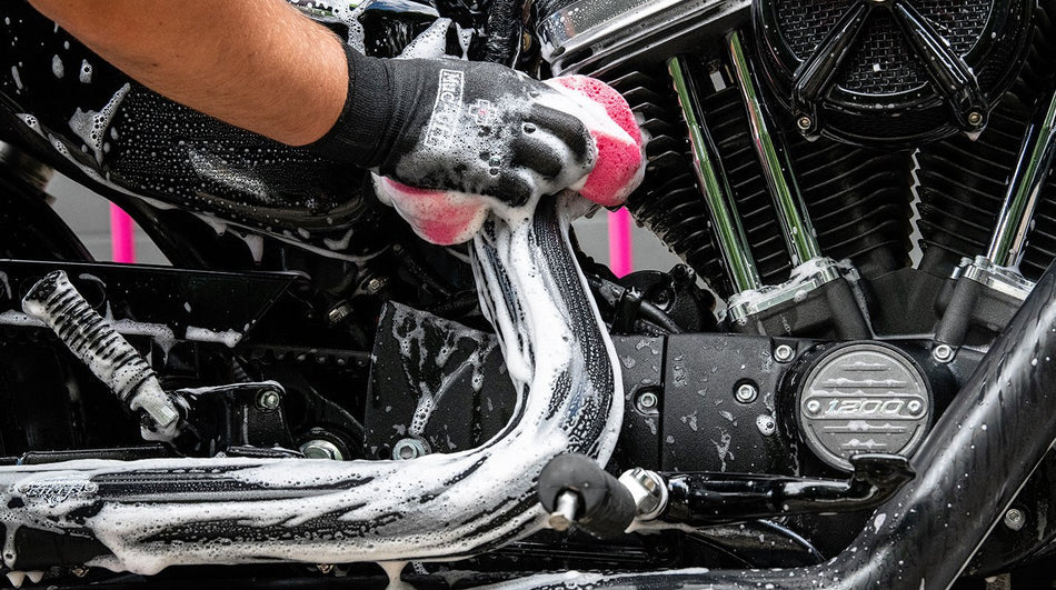 Muc-Off Expanding Microcell Sponge - hier wordt de motor gewassen met de sponge