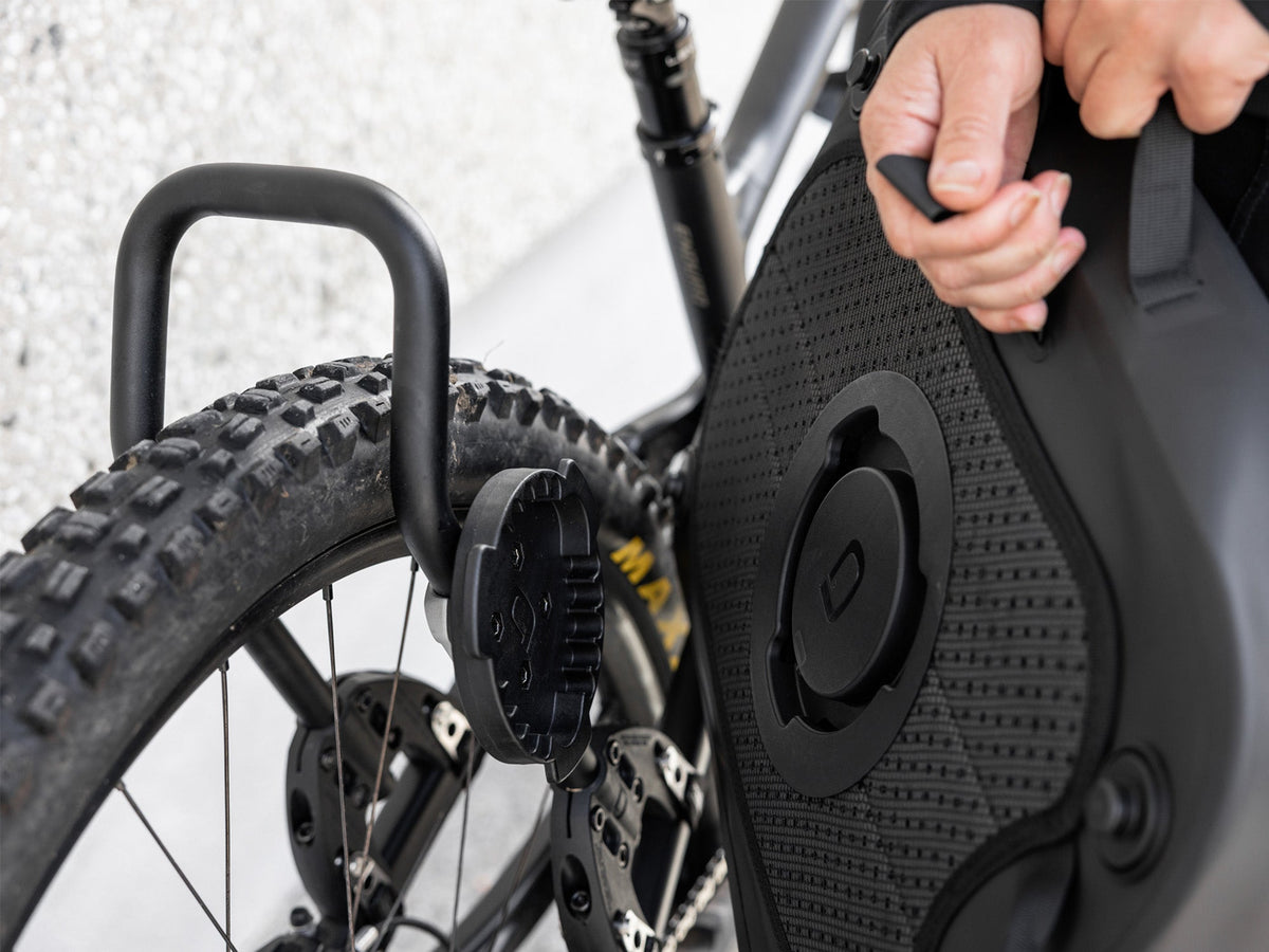 AEROE QuickLock Urban Pannier Bag Pro zwarte waterdichte fiets rugzak - bevestigings mechanisme