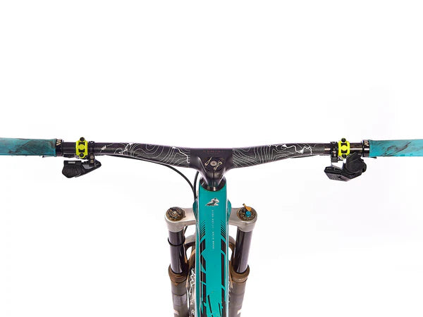 AMS Honeycomb Bar Guard geplakt op het stuur volledig