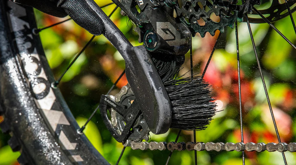Muc-Off Tyre & Cassette Brush - hier tandwielen en derailleur reinigingen